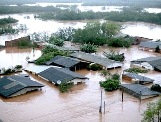 Unas 200 familias paraguayas fueron afectadas por el avance del agua. Foto: AFP