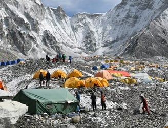 La temporada de alpinismo se anunciaba bien, con un récord de más de 400 permisos de ascensión al Everest (8.848 metros), a 11.000 dólares cada una. Foto: AFP.