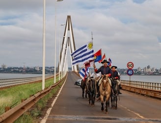Jinetes uruguayos llegaron cabalgando hasta el Puente  San Roque González de Santa Cruz. Foto: Municipalidad de Encarnación.