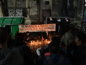 Vigilia para repudiar el ataque a dos parejas de lesbianas en Buenos Aires, 8 de mayo de 2023.