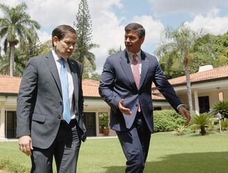Marco Rubio con Santiago Peña tras la reunión en Mburuvicha Róga. Foto: Gentileza.
