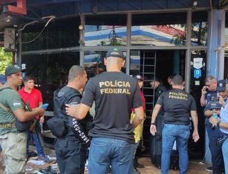 Agentes de la Policía Federal del Brasil acudieron a la sede de la asociación de cambistas. Foto: Gustavo Galeano / Nación Media.