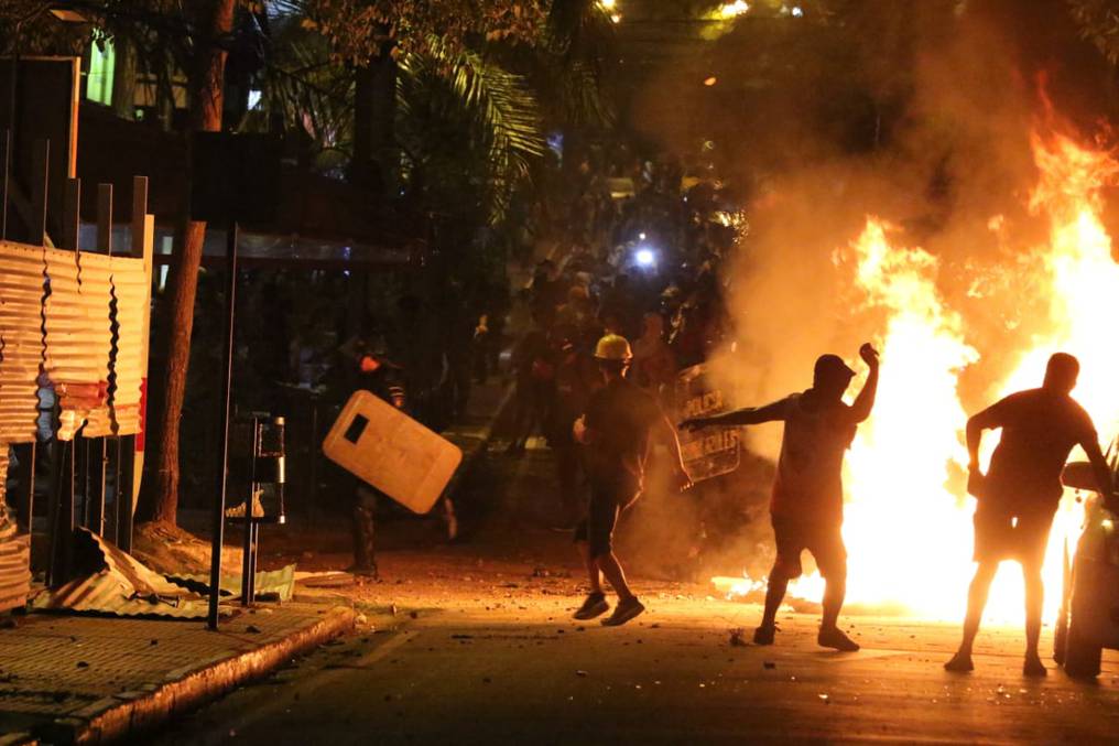 El cuarto dÃ­a de protestas ciudadanas tambiÃ©n ha ocasionado el cuarto dÃ­a de enfrentamientos violentos entre un grupo de manifestantes y las fuerzas policiales. Foto: NÃ©stor Soto.