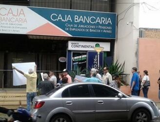 Protesta de jubilados frente a la Caja Bancaria.