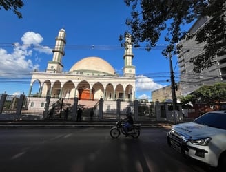 Una de las mezquitas con custodia policial.  Foto: archivo.