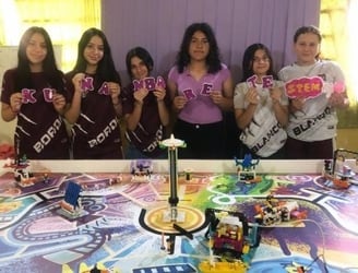 Alumnas del Colegio PPB de Ñemby conforman “Kuña Mbarete STEAM”. Foto: Gentileza.