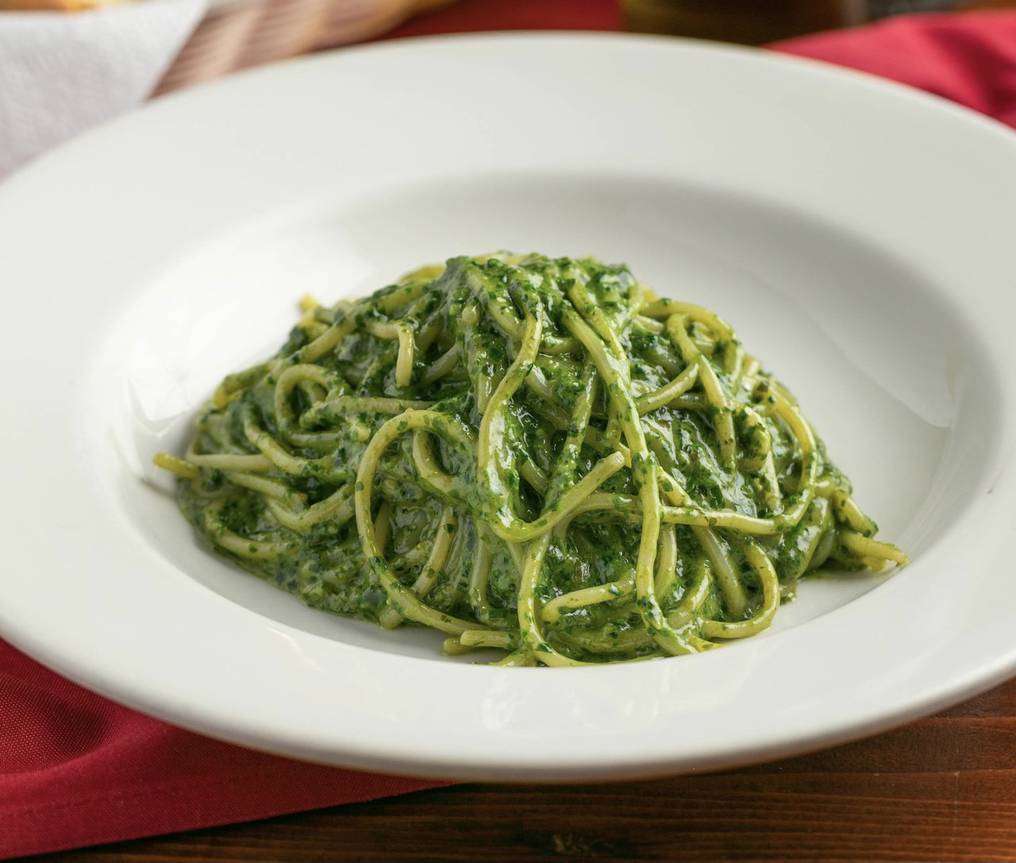 La Nación / Espaguetis al pesto: una receta clásica que no decepciona