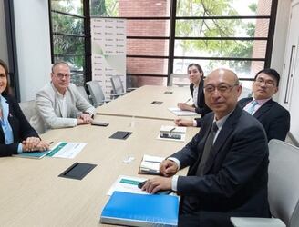 Encuentro entre autoridades del MIC y representantes de la firma Máster Bus y de la embajada de Taiwán en Paraguay. Foto: MIC.