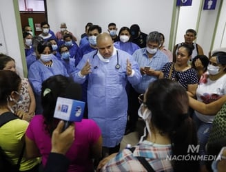 El Dr. Carlos Morínigo, gerente de Salud del IPS, brindando el reporte a los familiares. Foto: Emilio Bazán.