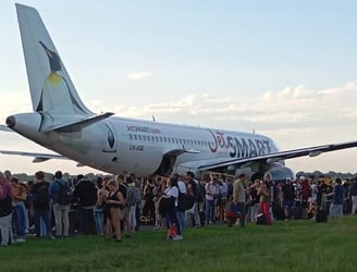 Los pasajeros fueron evacuados del avión tras reportarse la amenaza. Foto: Ñanduti.