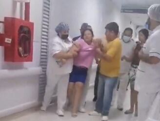 Momento en que una de las mujeres fue sacada a la fuerza del área de terapia intensiva. Imagen: captura de video.