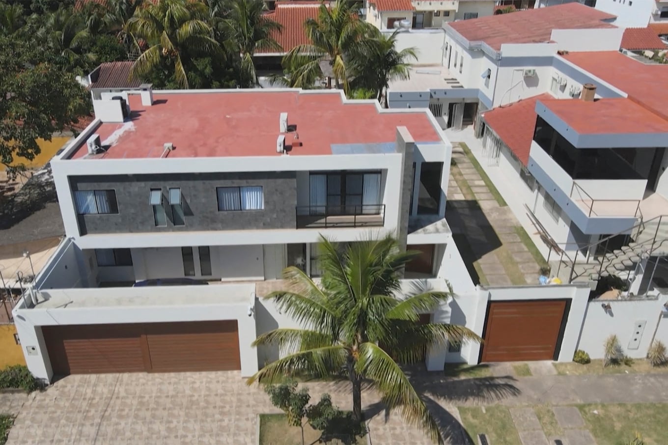 This video grab shows an aerial view of a house searched by anti-narcotics police during an operation to try to arrest Uruguayan Sebastian Marset in Santa Cruz, Bolivia, on July 30, 2023. Bolivia has mobilized more than 2,250 security agents for a manhunt of a wanted cocaine trafficker who has ricocheted around the world to elude capture, a senior official said on Sunday. The target of the hunt is Sebastian Enrique Marset Cabrera, wanted on drugs charges in his native Uruguay, Paraguay, Brazil and the United States. (Photo by Miguel Surub� / AFP)