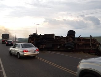 El camión volcó al costado de la Ruta PY03, en Arroyos y Esteros. Foto: Gentileza.
