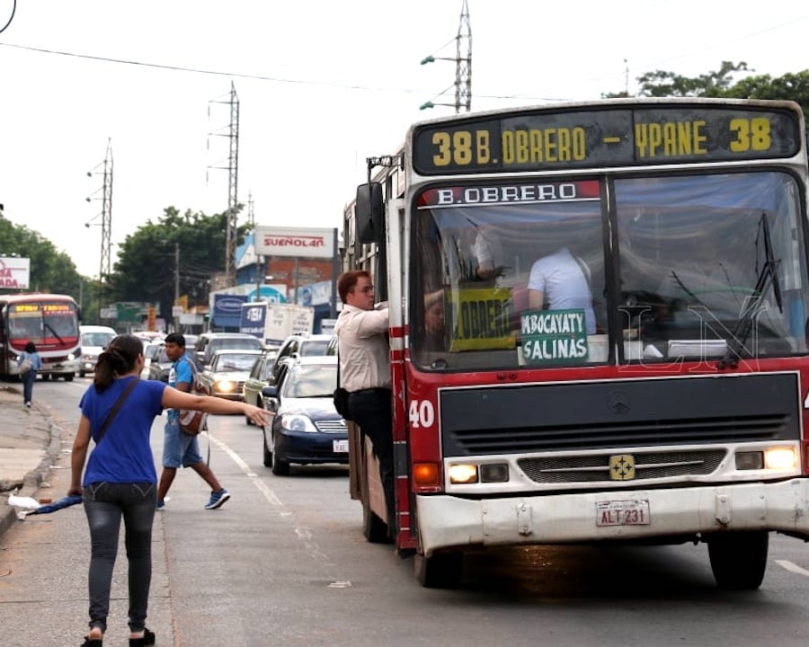 Transportistas anuncian paro de buses por tres días.FOTO: PÁNFILO LEGUIZAMÓN