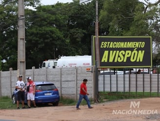 Los camioneros se encuentran instalados en el estacionamiento “Avispón”. Foto: Jorge Jara.