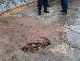 Uno de los huecos que se detectó en Tacumbù y que reveló un tùnel en proceso de construcción por parte de Rotela, poco antes de ser desarticulado.  Foto archivo.