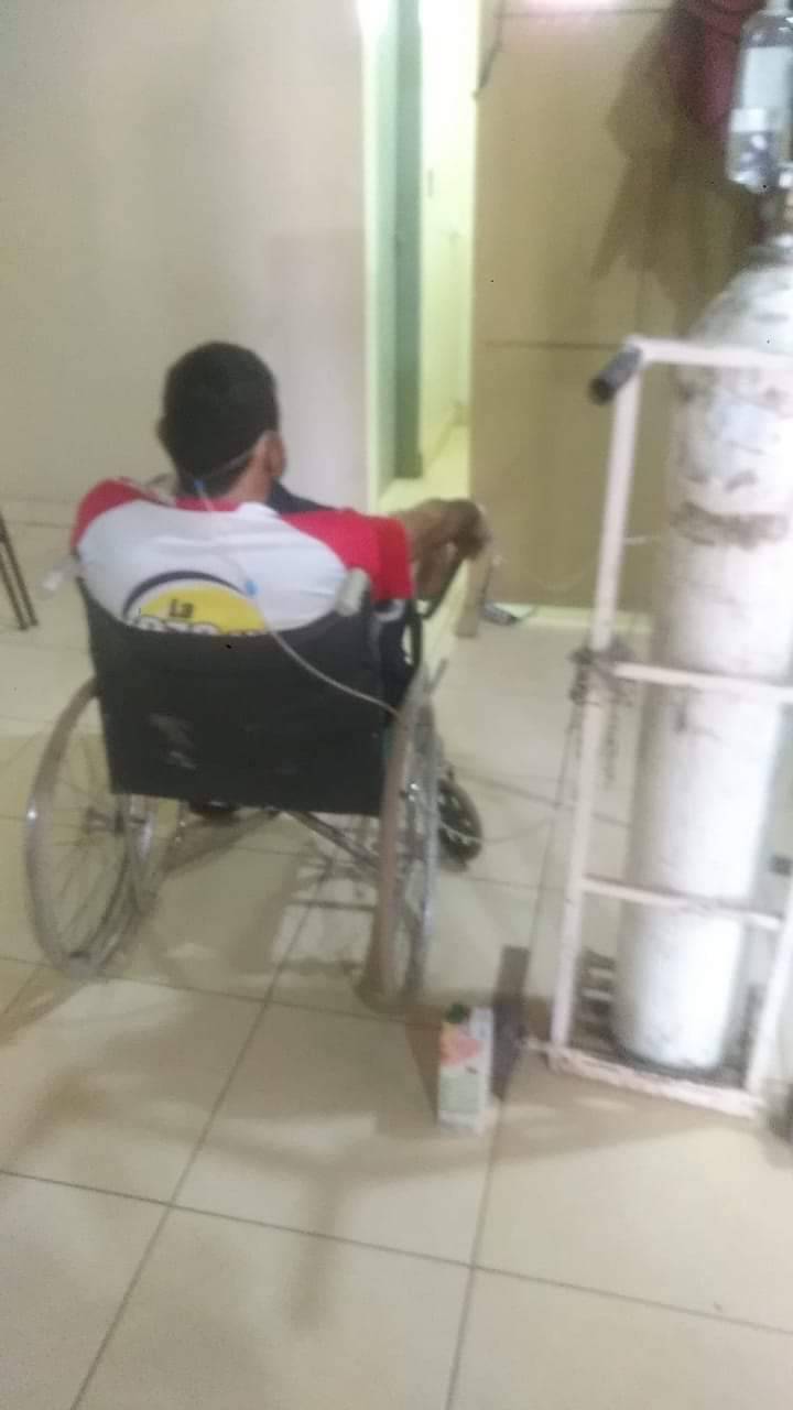La Nación / COVID-19: hombre de 49 años aguarda en una silla una cama de  UTI en Luque