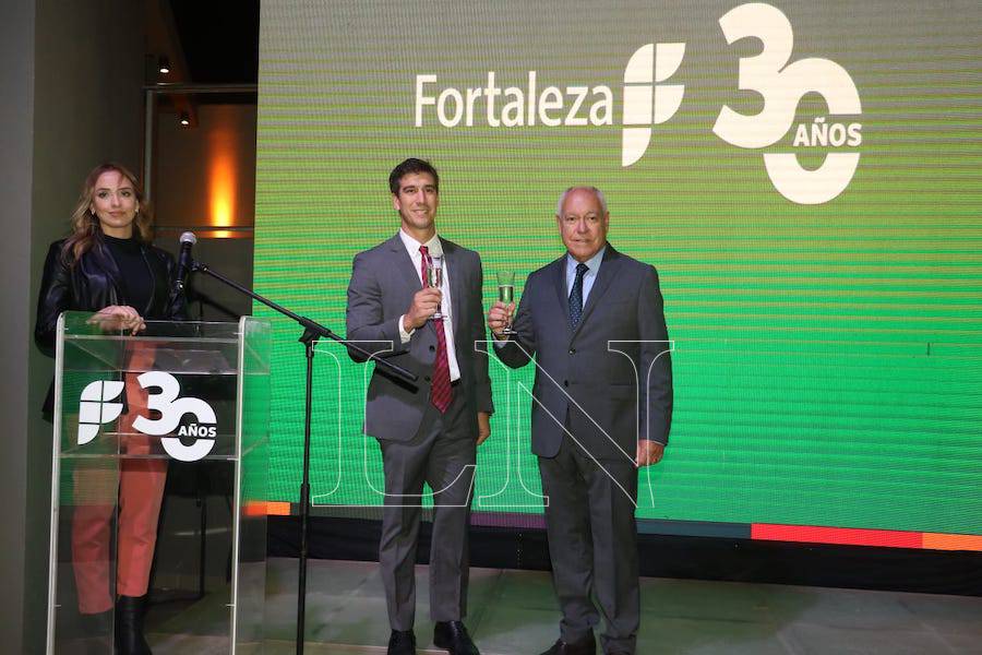 Francisco Gómez, director ejecutivo, y Ernesto Gómez, presidente de Fortaleza SA, brindaron por un proyecto más hecho realidad.FOTO:NÉSTOR SOTO
