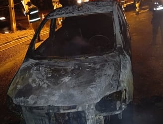 El automóvil fue consumido por las llamas. Foto: La Clave.