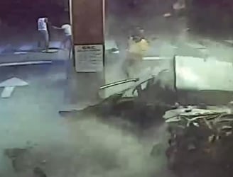 La explosión de un auto que cargaba gas en Orán, Salta, que hizo volar cocaína por el aire. Captura de video Imagen: 1/2