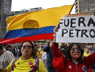 Una multitud salió a las calles para manifestarse contra Gustavo Petro. Foto: AFP.
