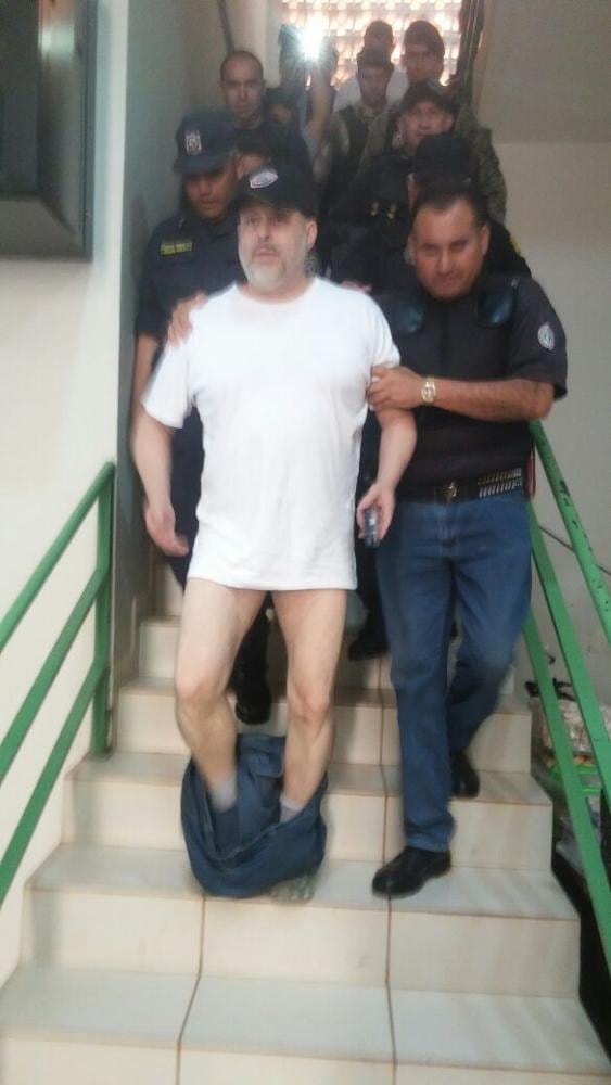 La Nación / Paraguayo Cubas le pegó a juez y defecó en su despacho