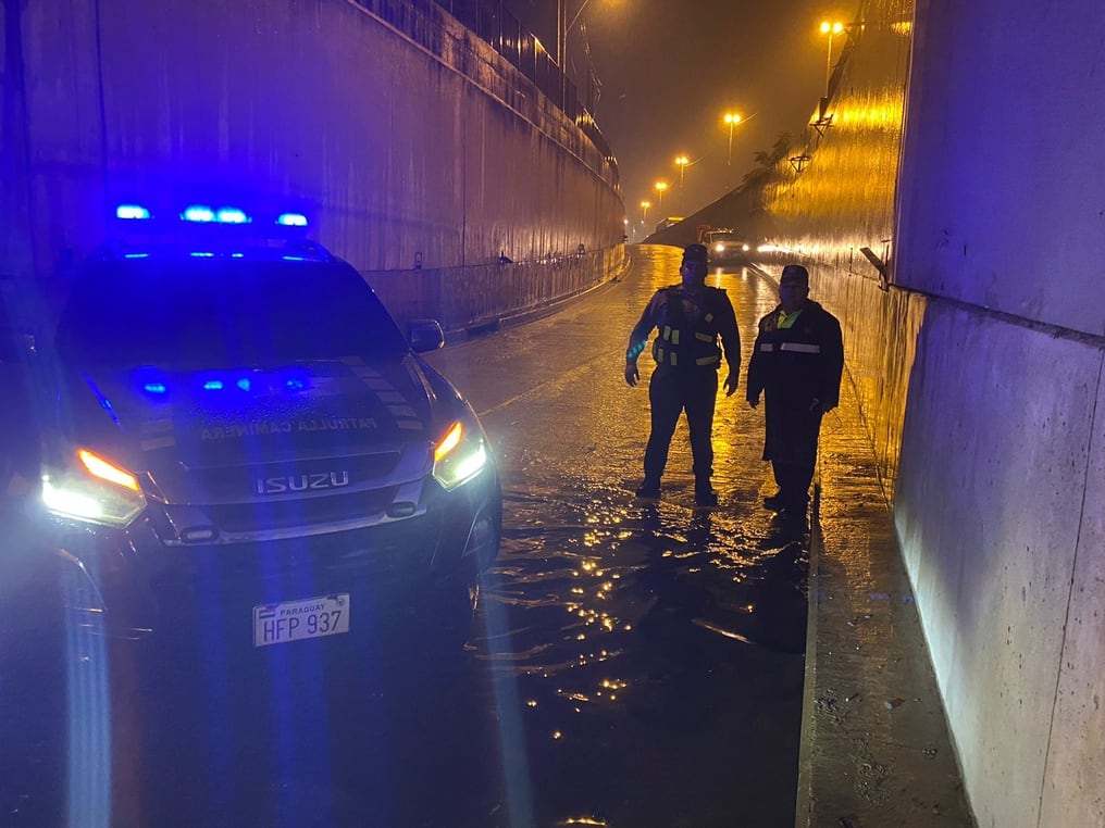 Agentes de la Caminera y PMT en el túnel Itapúa. Foto: Gentileza.