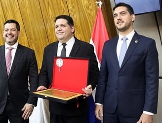 Sergio Cuquejo junto a los diputados, Raúl Latorre y Hugo Rubin. Foto: Cámara de Diputados
