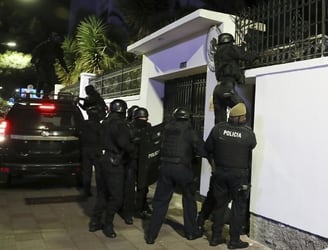 La policía irrumpe en la embajada de México en Quito, Ecuador. Foto: AFP
