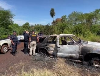 El vehículo fue abandonado e incinerado en la zona de Minga Guazú. Foto: Gustavo Galeano / Nación Media.