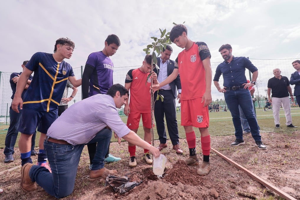 APF y A Todo Pulmón plantan árboles en el semillero de fútbol paraguayo.