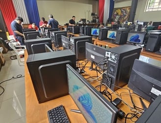 Se encuentran instaladas 25 computadoras para el proceso de concurso.