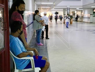 Pacientes aguardan turno para consultar en el Hospital de Clínicas. FOTO: PÁNFILO LEGUIZAMÓN