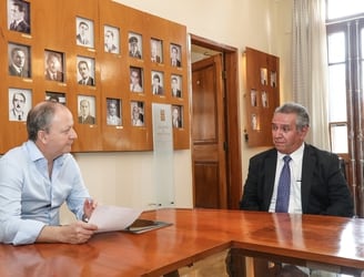 El ministro de Economía, Carlos Fernández Valdovinos durante la reunión con Venancio Díaz. Foto: Gentileza