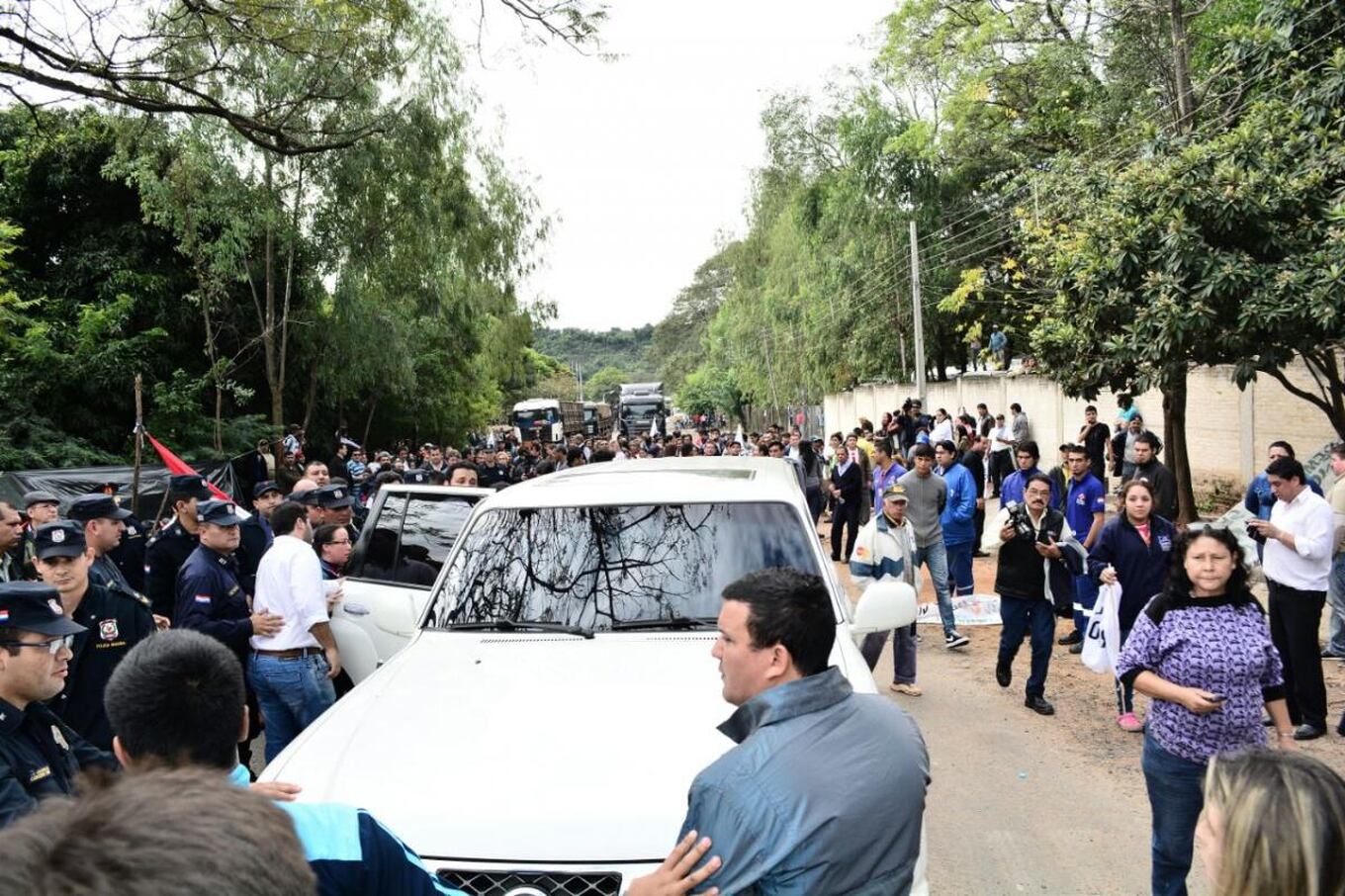 Autoridades se retiran tras hablar con manifestantes. Foto: Fernando Riveros.
