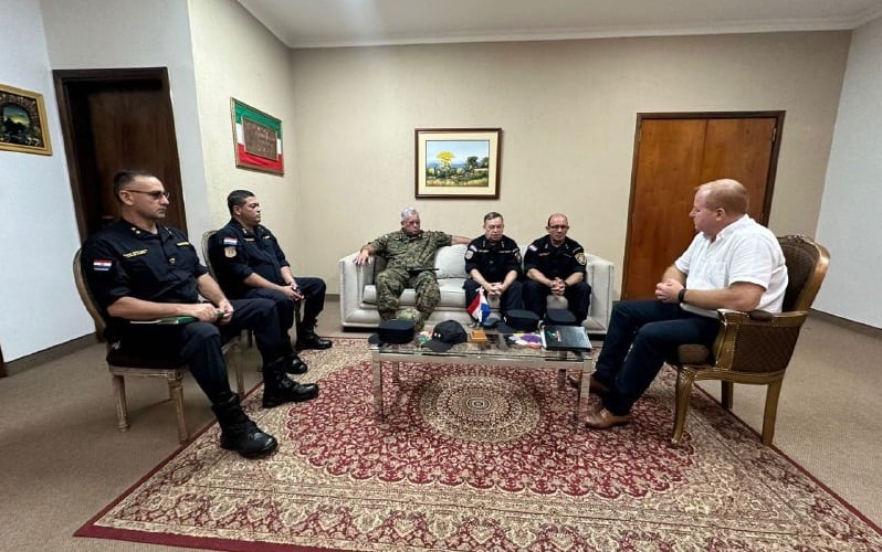 El gobernador de Itapúa se reunió con jefes policiales. Foto: Rocío Gómez / Nación Media.