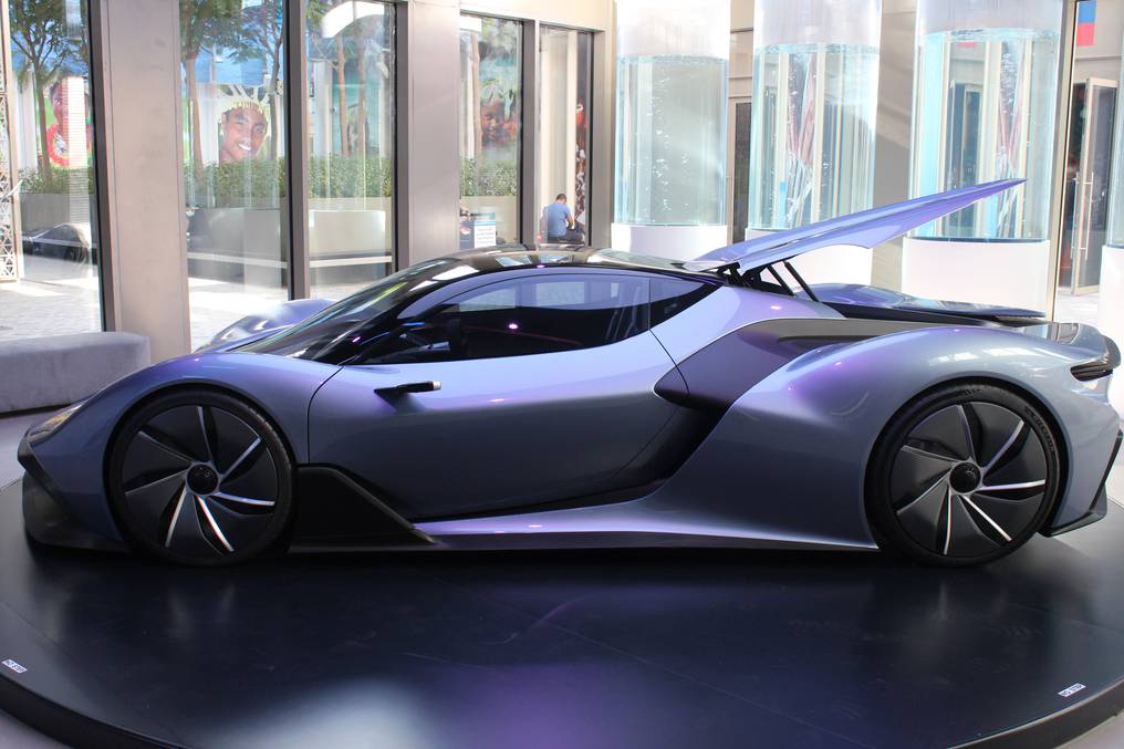 Un automóvil con diseño futurista, movido a hidrógeno, fue creado por estudiantes universitarios e investigadores en Eslovaquia. Foto: Juan Carlos Dos Santos. 