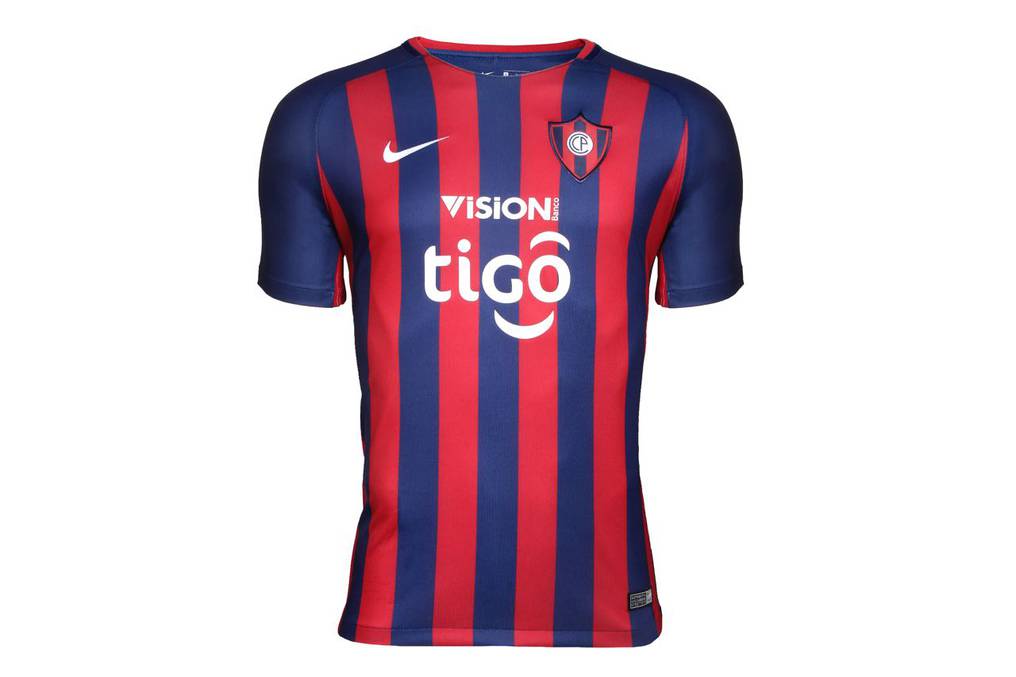 Pantalones embarazada Autor La Nación / Presentaron la nueva camiseta de Cerro Porteño para el 2018