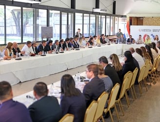 El presidente Santiago Peña se reunió con los 22 intendentes y 7 gobernadores involucrados. Foto: Presidencia.