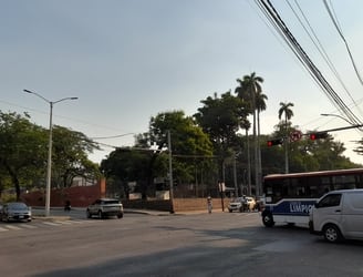 Intersección avenida Mariscal López y Kubitschek, esquina de Embajada de Estados Unidos tránsito de Asunción calles. Foto: CMG/NM