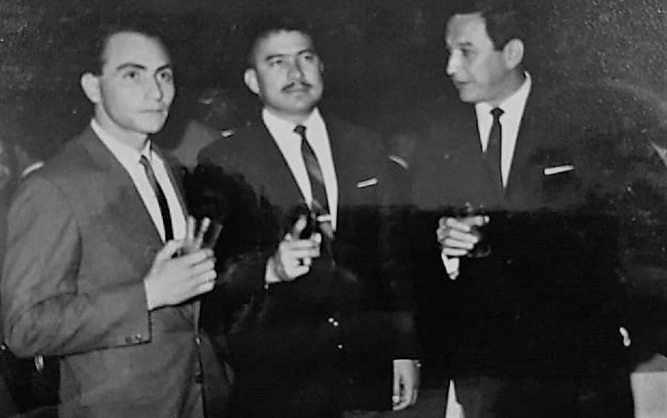 Tres figuras de la radio de antaño: Rodolfo Schaerer Peralta, Víctor Caballero Cocuesta y Antolín Leguizamón. Foto archivo del Dr. Caballero Cocuesta.