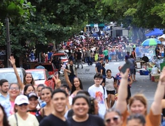 Los fans de Karol G, a la espera de ingresar al estadio. Foto: Jorge Jara, Nación Media.