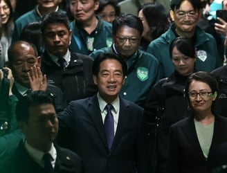 El vicepresidente de Taiwán y candidato presidencial del gobernante Partido Democrático Progresista (PPD), Lai Ching-te (C), camina con su compañero de fórmula Hsiao Bi-khim (R) frente a la sede del partido en Taipei el 13 de enero de 2024, después de cerrar la votación en el elecciones presidenciales. El candidato del partido gobernante de Taiwán, Lai Ching-te, ganó las elecciones presidenciales del 13 de enero, y los resultados parciales mostraron que había obtenido el 40,2 por ciento de los votos emitidos, mientras sus dos oponentes reconocían la derrota frente a sus seguidores. (Foto de Yasuyoshi CHIBA / AFP)