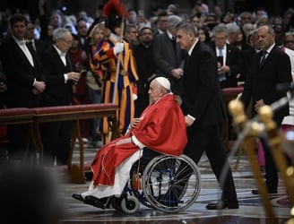 El papa anula a último minuto su participación en el Vía Crucis.