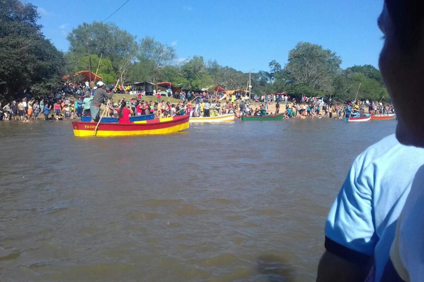 La procesión náutica fue seguida por cientos de fieles en canoas. Fotos: Nino Silguero.