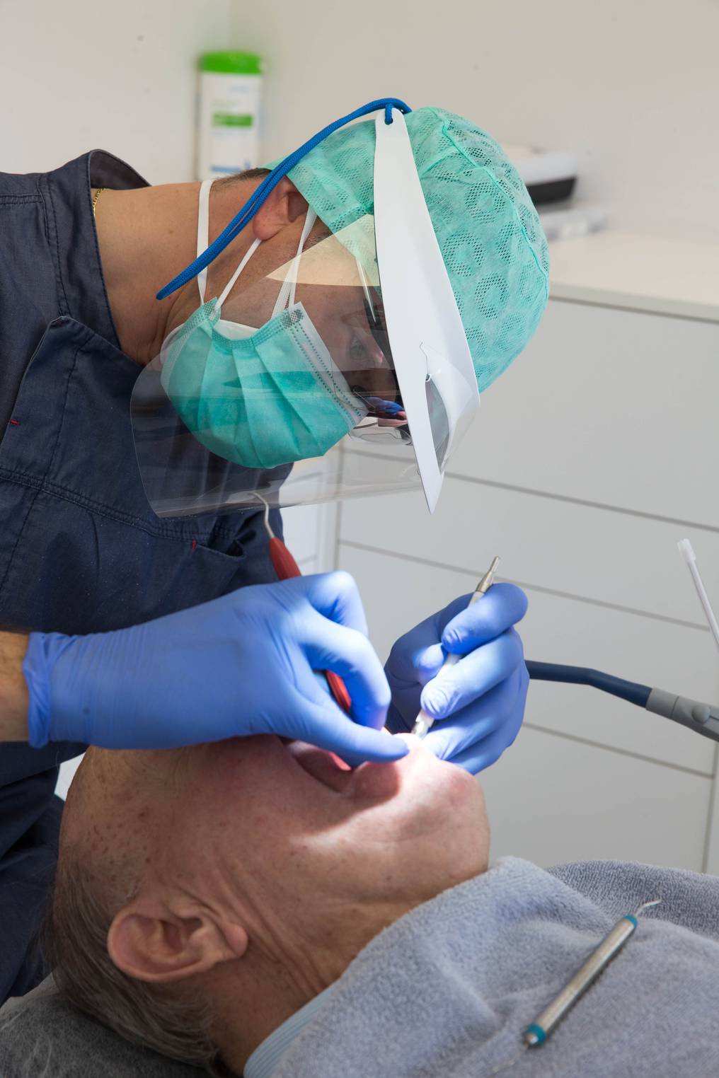 Aplican todas las medidas sanitarias para proteger a sus pacientes. Foto: AFP. 