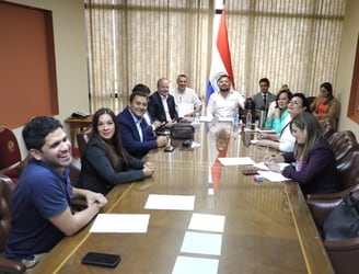 Reunión del ministro de Economía, Carlos Fernández Valdovinos, con los miembros de la Comisión Permanente del Congreso. Foto: Gentileza.