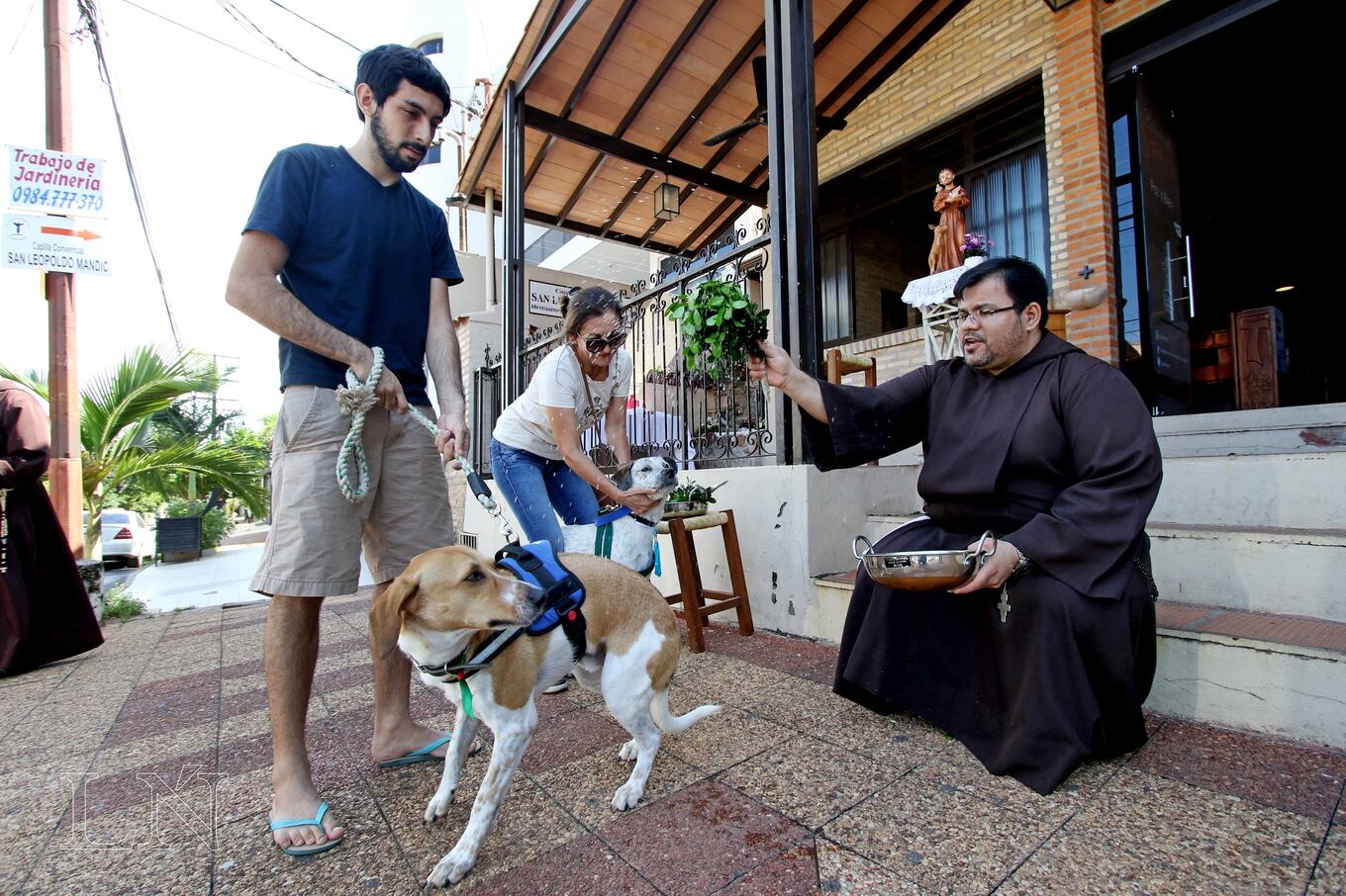 En el marco del día del animal, los hermanos Franciscanos Capuchinos realizan la bendición de mascotas en la Capilla San Leopoldo.Foto Pánfilo Leguizamón
