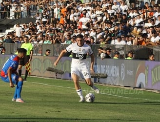 El lateral de Olimpia Facundo Zabala gestando un ataque ante Federico Carrizo de Cerro Porteño, durante un clásico. FOTO:NÉSTOR SOTO