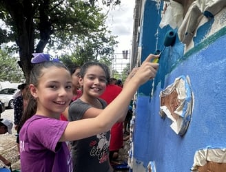 Inauguran mural en honor al medio ambiente creado por 150 niños.